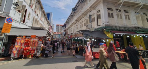 Chinatown I Enjoy a relaxed walk through the historic Chinatown and immerse yourself in Singapore’s cultural heritage. Explore charming shophouses, visit traditional stores, and uncover hidden gems that showcase the city’s unique charm.