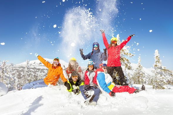 After the lesson, you may choose to continue practising skiing depending on your energy level, or take a break at a restaurant. Lunch is at your own expense. At the end of the day, please return all ski equipment on time. If you have rented goggles from us, please return them to the driver-guide when boarding the return coach.