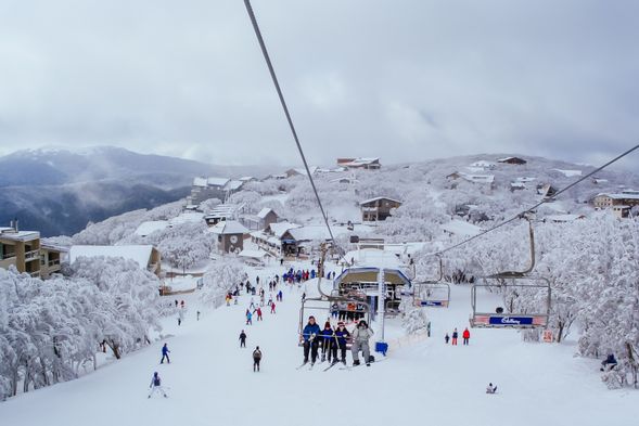 After arriving at Mt Buller at around 10:00 AM, the driver-guide will distribute goggles and gloves to guests who have pre-booked them. The driver-guide will also inform you where to collect your ski equipment, including skis, boots, poles and helmet. After changing into your ski gear in the morning, Mt Buller staff will guide you to the designated beginner learning area to join the beginner ski lesson, which is expected to start at around 11:00 AM. All ski equipment rental included in this package is collected directly on the mountain, so there is no need to carry equipment from the base of the mountain. This makes your journey easier and more convenient.