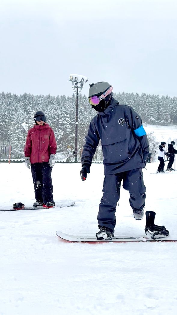 暖身與基本動作練習
進行熱身及動作導入。初學者將學習基本滑行、轉向與煞車控制;進階者則進行技巧加強或指定項目訓練。