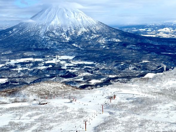 雪道實地練習
由教練帶領進入雪道實地滑行,視雪場開放情況與學員狀況調整難度。每次滑行後將暫停講解與調整動作。
