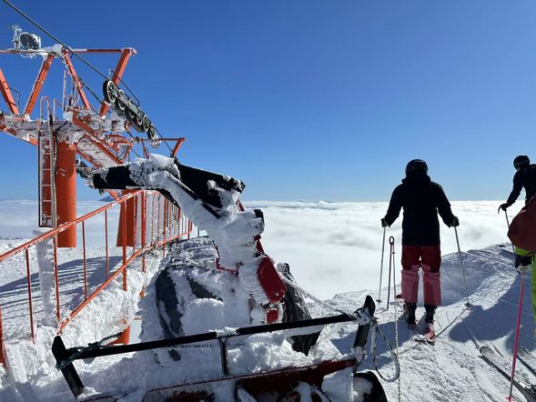 雪道實地練習
由教練帶領進入雪道實地滑行,視雪場開放情況與學員狀況調整難度。滑行後會暫停講解與調整動作。