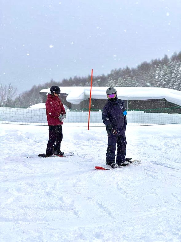 雪道實地練習(上午)
由教練帶領進入雪道實地滑行,視雪場開放情況與學員狀況調整難度。每次滑行後將暫停講解與調整動作。