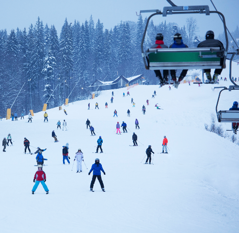 雪道實地練習(下午)
午休後將展開進一步滑行練習,重點針對上午課程中需強化的技巧,或依學員需求進行轉向、剎車、速度控制、進階地形適應等訓練。進階學員亦可挑戰更高難度雪道,並進行模擬練習或連續滑行訓練。
