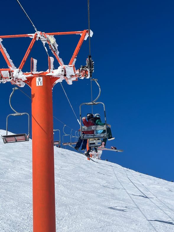 雪道實地練習
由教練帶領進入雪道實地滑行,視雪場開放情況與學員狀況調整難度。每次滑行後將暫停講解與調整動作。