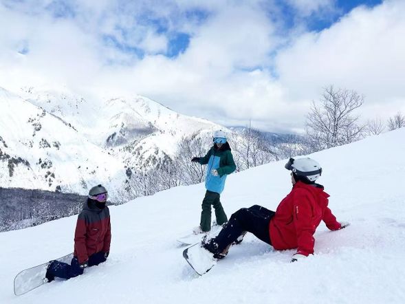 定制課程内容
學員與教練會合後,將確認課程內容、講解雪場安全規則,並依照學員程度與需求,調整當日上課計畫。