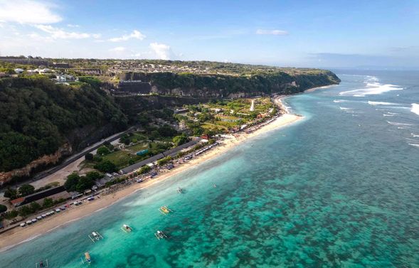 烏魯瓦圖藍色斷崖公路之旅(PANDAWA海景午餐、Pantai batu barak斷崖公路踩點、秘境~Nyang Nyang Beach海景下午茶)→咖啡博物館(品嘗獨特蘇門答臘咖啡)→金巴蘭沙灘浪漫夕陽欣賞~享用特色碳烤海鮮晚餐