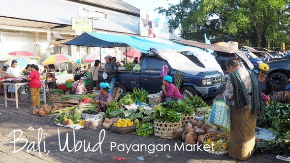 第一站是 Payangan 市場,清晨驅車帶您深入峇里島日常生活的中心。熙熙攘攘的景象和聲音是一種真實的當地體驗——您還可以品嚐峇里島早餐菜餚!一旦你有了你的配料,它就會回到ALILA烏布。