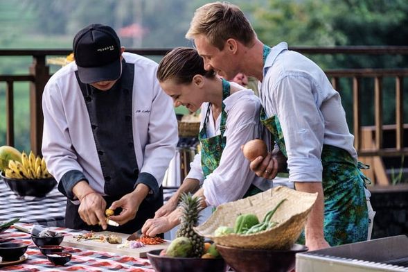烹飪課讓您主要在戶外,即使您正在做飯!將在有機花園旁邊設置一個峇里島涼亭作為您的廚房,讓您可以同時採摘、聞香、切菜、烹飪和品嚐——這是一次完全感官的體驗。當然,ALILA烏布的常駐廚師會一路指導您,幫助您烹飪,還為您介紹特殊的香料、香草和食材。