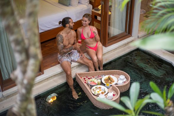 VILLA內享用漂浮早餐* (Aksari Villa Seminyak - 漂浮早餐Floating tray breakfast)