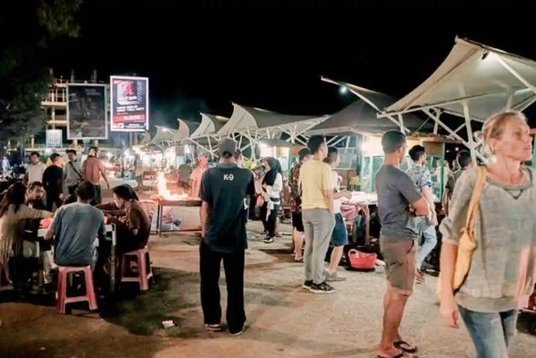 漫遊飯店港口旁海鮮小吃市集