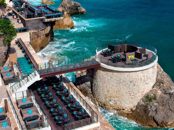 自由前往~渡假村內絕美懸崖ROCK BAR岩石酒吧欣賞夕陽日落(低消自理)