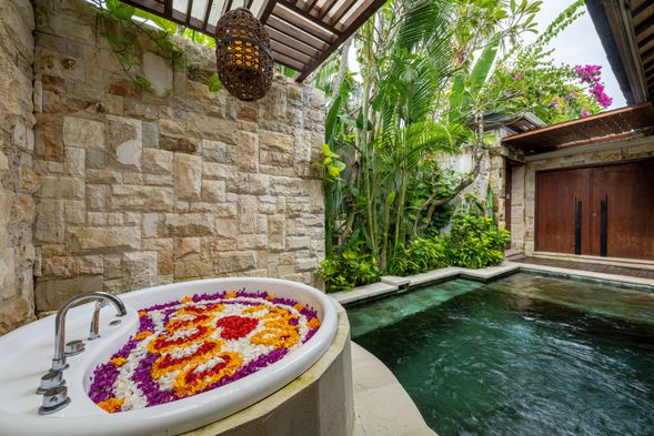 VILLA別墅入住享用設施~迎賓VILLA內蜜月花瓣布置 (Aksari Villa Seminyak - flower décor in the bathtub)