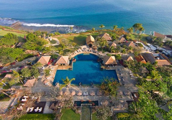 AYANA RESORT GROUP (峇里島)
AYANA Resort Bali 位於金巴蘭海岸懸崖上,占地約90–222公頃,結合海景與雨林自然環境,真正實現「大自然與奢華共存」
四大住宿區域,滿足各種度假需求
The Villas:共78棟高級別墅,擁有自身私人泳池與高級管家服務,坐落於懸崖之上,俯瞰印度洋
Resort:290間客房,融入巴里島傳統風格與大理石點綴、提供海景或花園景觀
Segara:小巧優雅的山坡現代設計飯店,綠意與海景兼具
Rimba by AYANA:家庭友善、多層泳池配置,包圍於熱帶雨林中
不論你入住哪個區域,都能享受全區15–30間餐廳與酒吧、14座泳池及專屬白沙灘,超過40種SPA療程及50多項體驗活動。