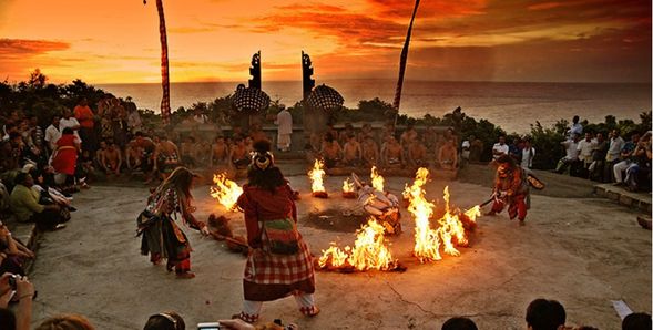 前往烏魯瓦圖欣賞卡恰火舞