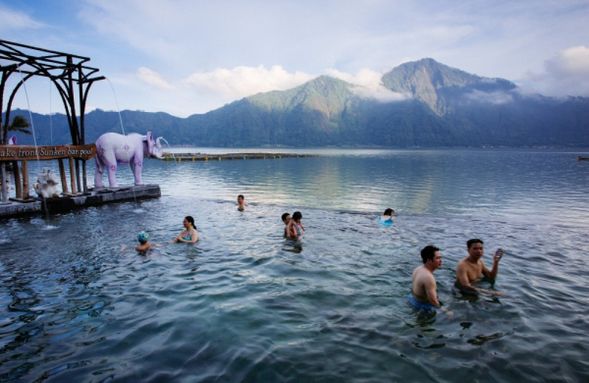 在天然溫泉放鬆和沐浴