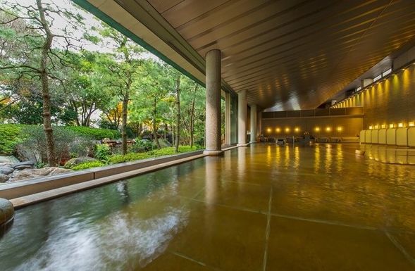 長島溫泉 位於名古屋近郊的知名溫泉度假設施,園區內擁有大規模露天溫泉「湯あみの島」,可一邊泡湯、一邊欣賞庭園景色,放鬆身心。溫泉種類豐富,包含多種露天與室內湯池,適合旅途中舒緩疲勞、體驗道地日式溫泉文化。——抵達長島溫泉後,園區內各設施之移動可搭乘官方接駁車或步行前往,交通動線清楚便利;本行程提供專車接送至園區入口,園區內之接駁服務請旅客自行搭乘。