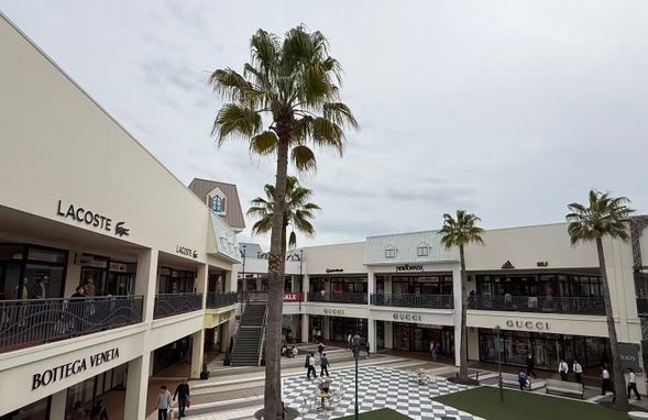 OUTLET 購物 日本知名大型 Outlet 購物中心,集結眾多國際精品與日系品牌,全年提供優惠折扣。園區動線清楚、餐廳選擇豐富,適合自由逛街、購物與用餐,一站式享受輕鬆的購物時光。