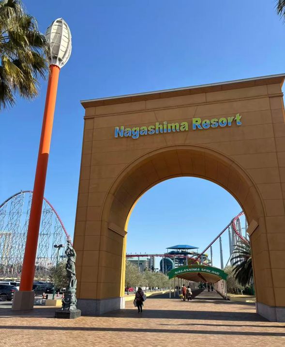 位於名古屋近郊的人氣大型遊樂園,擁有多項世界級雲霄飛車與刺激遊樂設施,也設有適合親子同遊的遊樂區。園區內結合遊樂園、溫泉設施與購物區,可依個人喜好自由安排遊玩節奏,適合想同時體驗刺激與放鬆的旅客。