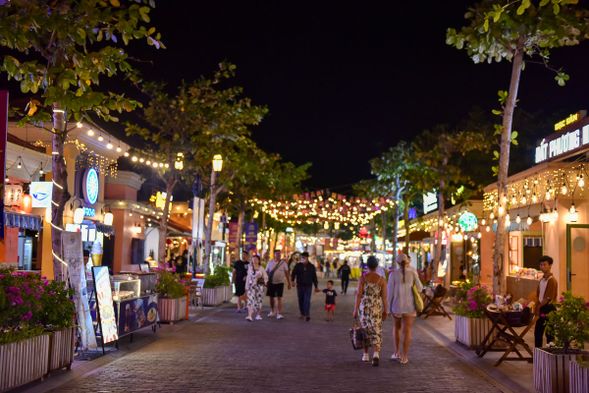 晚飯結束後,我們會帶大家前往 Alona Beach 大街——邦勞島最熱鬧的海濱街道。這裡緊鄰著沙灘,沿途燈火通明、音樂飄揚,是薄荷島夜生活的核心。
街上有各式各樣的酒吧與餐廳,可以小酌一杯感受島嶼的自在氛圍;巷弄裡隨處可見當地攤販,販售小吃、紀念品與手工藝品,讓你邊逛邊發現驚喜。若想放鬆身心,這裡也有許多平價按摩店,讓你徹底舒緩長途飛行的疲勞。
走在這條靠海的大街,你能同時感受到島嶼的熱情與悠閒。這不只是觀光客的集散地,更是體驗薄荷島在地風情的最佳入口。