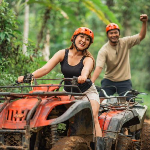 駕駛 ATV 越野車,奔馳於巧克力山叢林中,感受泥土與風的冒險。