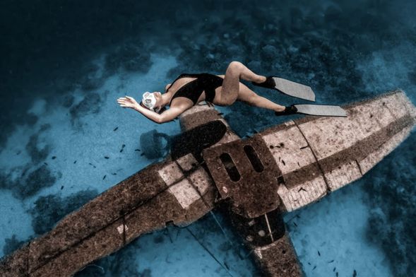 上午進行自由潛水理論課程及筆試,由台灣教練全中文授課