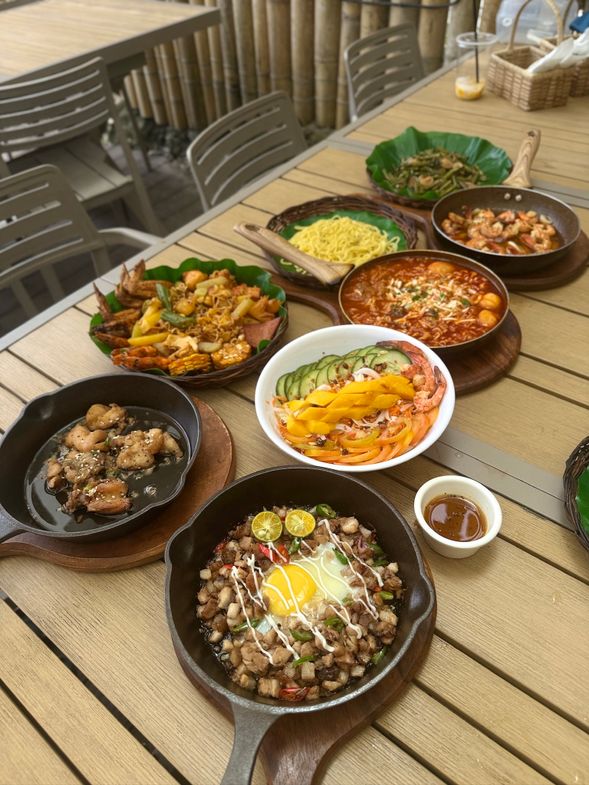 海上歸來 · 豐盛午餐等待著你。
結束一場震撼的潛水體驗,上岸後不用擔心等待,我們已經安排好 Napaling 潛水咖啡廳的豐盛菲式午餐。熱騰騰的料理一上桌,香氣四溢,從烤雞、燉肉到新鮮海鮮,滿滿都是當地風味。
經過一上午的探險與潛水,這頓飯不只是補充能量,更是另一種享受。邊品嚐在地料理,邊望著海景回味剛才的沙丁魚風暴與五彩斑斕的海底世界,這份滿足感,會成為你旅程中最美好的片刻之一。