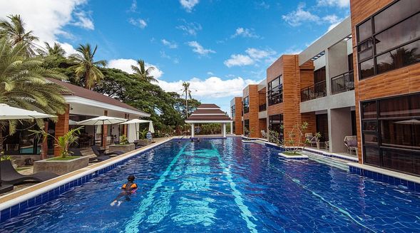 飛機降落在邦勞機場,我們的專屬車輛已在外等候,十分鐘的車程就能直達度假村。抵達後先放下行李,稍作休息,深呼吸一下南國海島的空氣,這一刻,你已正式踏入薄荷島的悠閒節奏。