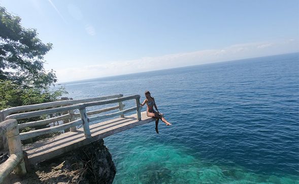 探索完神秘洞穴後,接著前往 Napaling 潛水咖啡廳。
這裡不只是潛點入口,更是一處結合咖啡、休憩與海景的秘密基地。坐在面海的露台,一邊啜飲咖啡,一邊望向眼前碧藍海洋,海底正是聞名世界的 沙丁魚風暴 棲息地。