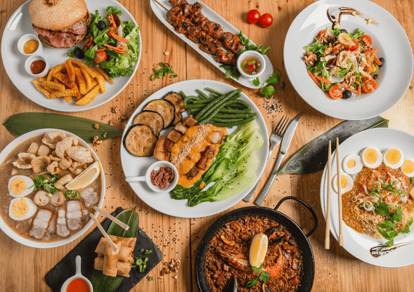 抵達薄荷島的第一個夜晚,我們特別安排了 迎賓晚餐。
這不只是一頓飯,而是一份來自頑飛的心意——用最具代表性的菲式料理,正式迎接你的到來。
在當地最知名的餐廳裡,你將品嚐到烤乳豬、菲式燉肉、新鮮海鮮等地道佳餚,香氣與風味,正是這座島嶼的日常。
而在這溫暖的氛圍裡,我們也會向大家介紹旅程的安排、分享在地小秘訣,讓你安心熟悉環境、自在融入團隊。
這是一場「起點的儀式感」:
從這一刻起,你不只是旅客,而是我們誠心款待的賓客。
接下來的每一天,頑飛都會陪你一同探索這片海洋天堂。