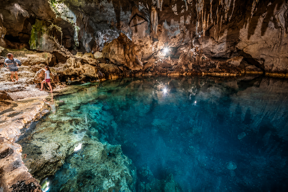 享用完度假村早餐後,我們將前往邦勞著名的 Hinagdanan Cave 地底湖。這座天然鐘乳石洞穴擁有清澈湛藍的地下湖水,陽光透過岩壁縫隙灑落,映照出夢幻迷人的光影景色。奇特的鐘乳石景觀與神秘氛圍,使這裡成為薄荷島最具代表性的自然景點之一,也是旅途中不可錯過的拍照打卡勝地。
