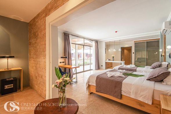 接下來的四晚,我們將入住薄荷島口碑極佳的 ONLYSEED 渡假村。
這裡不是制式化的大飯店,而是一處充滿南洋氛圍的隱密天堂。
推開房門,首先映入眼簾的是被棕梠樹環繞的環境,綠意與微風伴隨整日。每間房間都配有 專屬泳池,讓你隨時能在藍天與星空下自在暢泳;乾濕分離的衛浴設計,帶來絕對舒適的清爽感。
夜晚回到房內,柔軟的床鋪將你完全包覆,消除一整天的疲憊。清晨醒來,只需走下樓,就能在自家餐廳享用豐盛早餐,迎接新的一天。
這裡不是過客的落腳處,而是屬於你在薄荷島的家。四晚的停留,將讓你全然沉浸在島嶼的悠閒與愜意中。