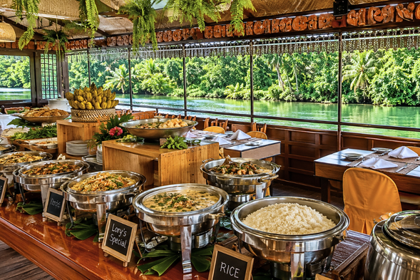 搭乘飄飄河觀光餐船,一邊品嚐豐盛的自助餐點,一邊欣賞兩岸熱帶雨林景色。在碧綠河道與徐徐微風相伴下,享受一場專屬於薄荷島的悠閒饗宴。沿途還能欣賞菲律賓傳統竹竿舞表演,感受當地純樸熱情的人文風情,為旅程增添難忘回憶。