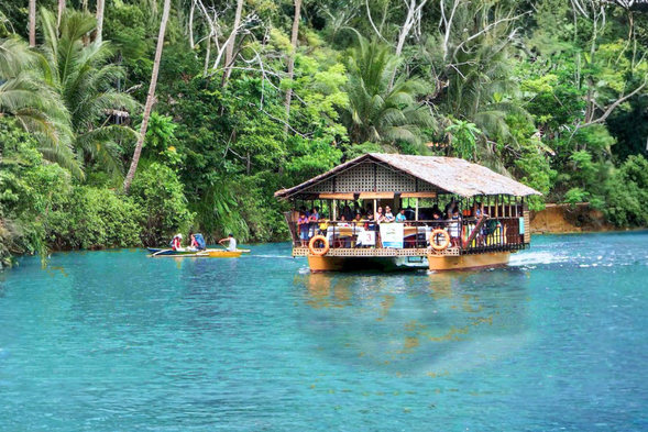 接著前往薄荷島著名的 Loboc River 飄飄河。搭上河上觀光餐船,一邊享用豐盛的 Buffet 自助餐,一邊欣賞兩岸熱帶雨林與碧綠河景。