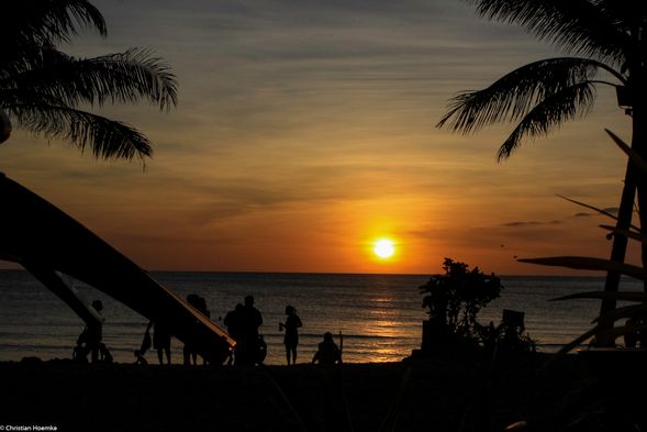 午後在渡假村稍作休息後,我們將帶大家前往 頑飛精選的私房景點,迎接薄荷島最迷人的夕陽時刻。這裡遠離喧鬧人群,視野開闊,可以靜靜欣賞太陽緩緩沉入海平線,天空由金黃漸變為橘紅,再到深邃藍紫,鏡面海上映照出絕美色彩。