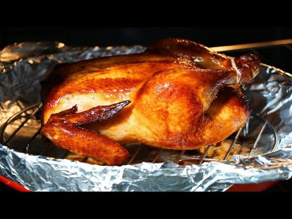 結束了在 Balicasag 島的海上探險,我們將乘船返回渡假村。迎接大家的,是香氣四溢的 菲式烤雞午餐。這道料理是菲律賓最具代表性的美食之一,雞皮焦香、肉質鮮嫩,搭配在地特製醬汁,酸甜鹹香一次到位。