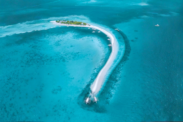 接著將依當日潮汐狀況,前往著名的 處女島(Virgin Island)。若天候與潮汐條件允許,您將有機會踏上這片純白沙洲,欣賞夢幻的果凍海與 Tiffany 藍海水交織而成的絕美景色,感受薄荷島最具代表性的海島風光。