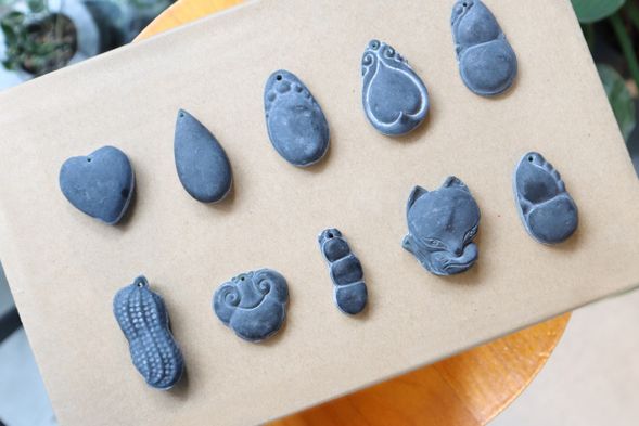 ●現場擇一
●尺寸(cm):
愛心2.6×2.6×0.9
水滴3.5×1.9×1
造型水滴3.5×2×0.9
造型愛心3.5×2.4×0.8
葫蘆36×20×0.8
花生3.1×1.4×1.2
如意2.2×2.5×0.5
四季豆0.3×0.9×0.5
狐狸3.2×2.5×0.6
小葫蘆3.3×1.8×0.8
●款式皆為工藝師半手工雕刻故尺寸不定