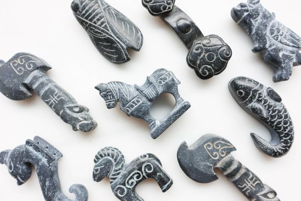 古典手把件
●款式依現場為主
●尺寸:6.5×2×7.5 (cm)
●款式皆為工藝師半手工雕刻故尺寸不定