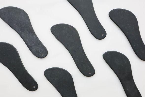 刮痧板
●尺寸:13.5×4.5×0.2 (cm)
●款式皆為工藝師半手工雕刻故尺寸不定