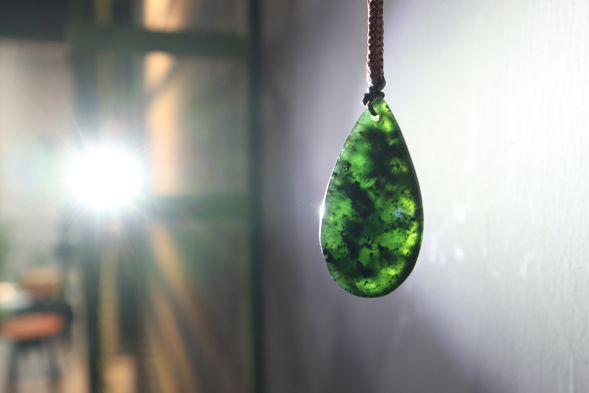 台灣墨玉眼見為黑,光照為綠