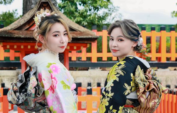 專業修圖針對膚質、臉型與身形做自然修飾,呈現最真實動人的您。