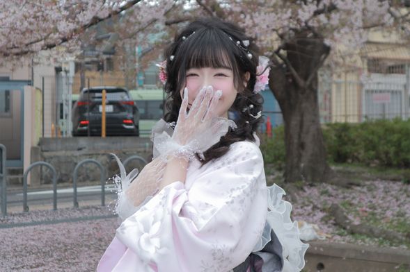 進行著裝:以蕾絲和服爲例,不但非常考驗著裝師的穿衣技術;搭配配飾水準、過程是否細心也很重要;我們非常重視您整個過程的愉悅,職員都很親切友善。