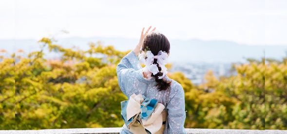 在髮型設計上,我們會根據和服風格,同時尊重您的喜好,更會配襯獨一無二的髮飾(部分為手工製作),精心編織;讓您成為眾人矚目的焦點。