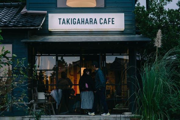 隣には併設されたおしゃれカフェも☕
