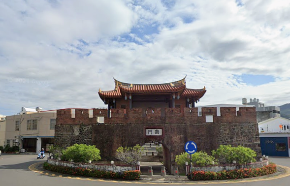 恆春商圈內有很多特色咖啡廳,很值得走走看看,身旁的古城門,體驗古今共存的屏東