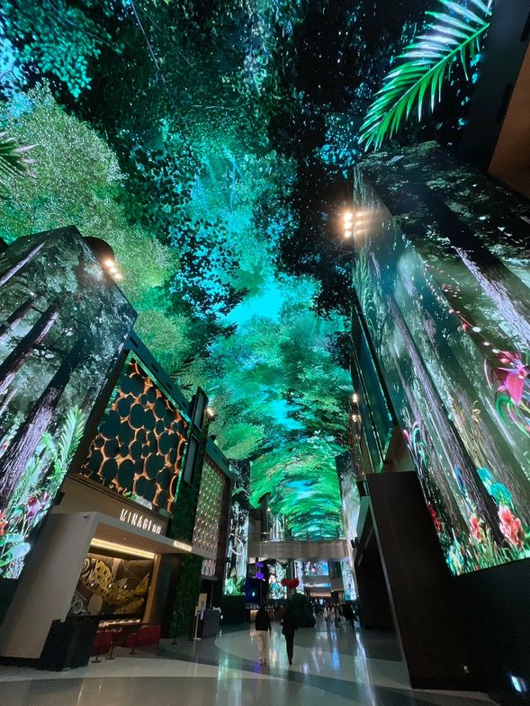 靠近仁川機場的景點 - Inspire 渡假村,二樓的數位大道和圓頂大廳,隨時變換的 LED 牆面奪人眼球