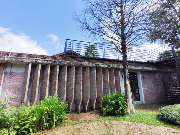 餐廳戶外花園區的紅磚弱風牆,底部的弧度砌磚技巧只有在這裡看得到