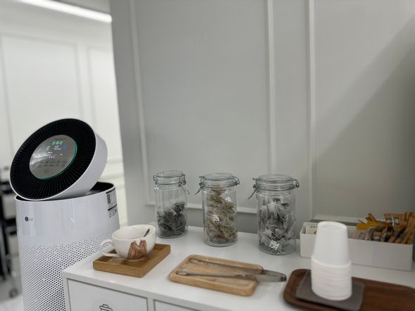 現場備有空氣清淨機和花茶可供使用