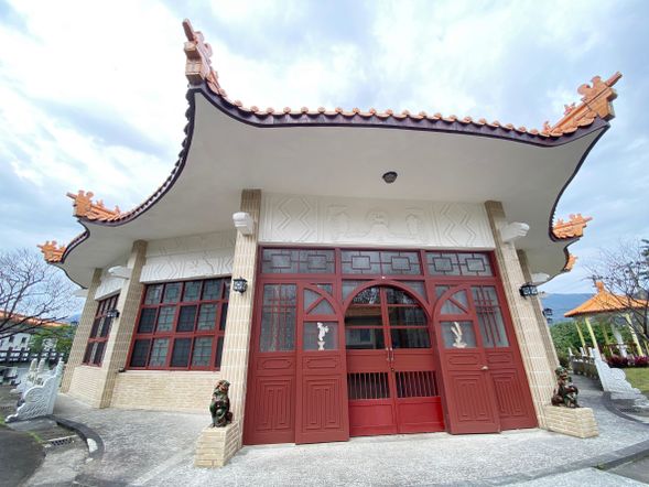 中西合璧的天主教堂,中式廟宇形狀的屋頂,還有門口的一對石獅子